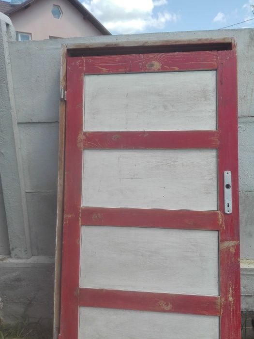 Usi din lemn pentru magazii