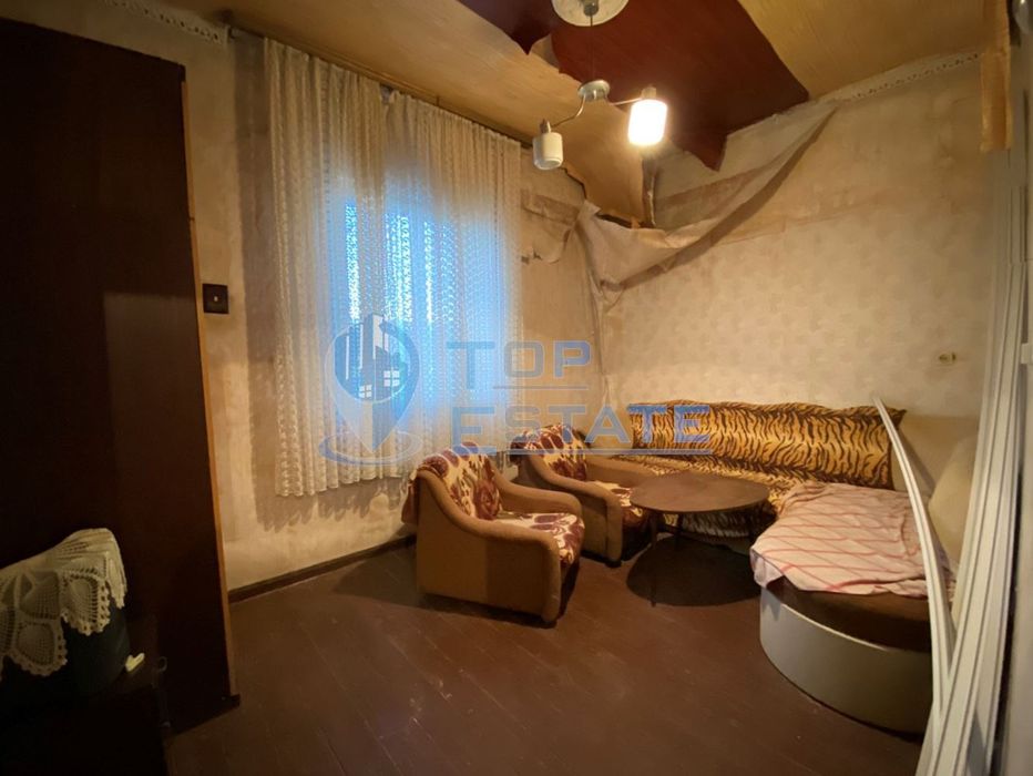 Двуетажна тухлена къща в кв. Гарата, гр. Горна Оряховица, област Вели