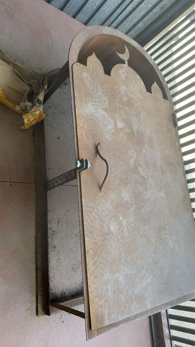 Есік биттің(қабірге ) арналып істелген