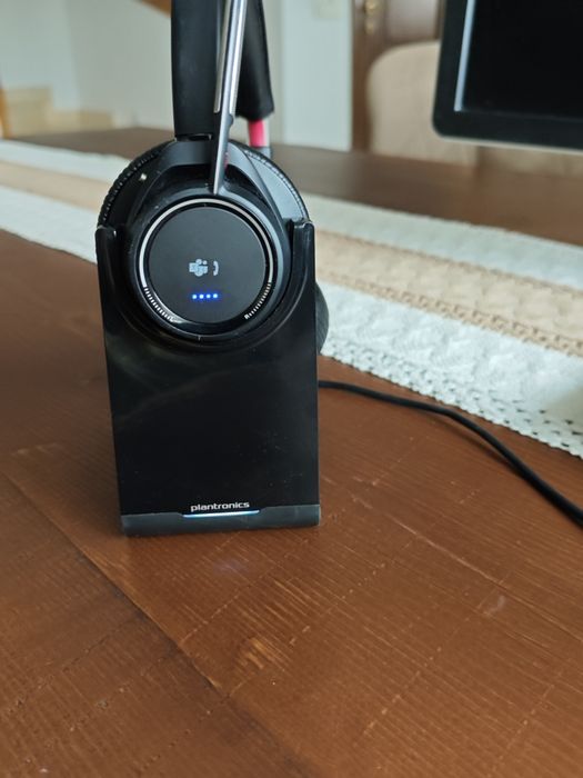 Căști wireless Plantronics Voyager Focus cu stand