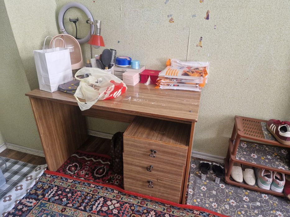 Дачник. Писменные столы и камот в хорошом состоянии. Срочно.