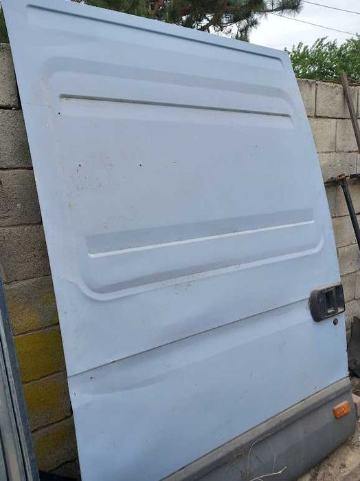 Продавам врати за Iveco Dayli