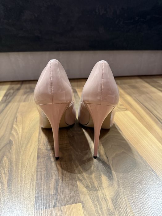 Високи бежови токчета