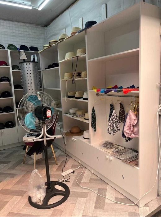 Шкаф с полками для бутика