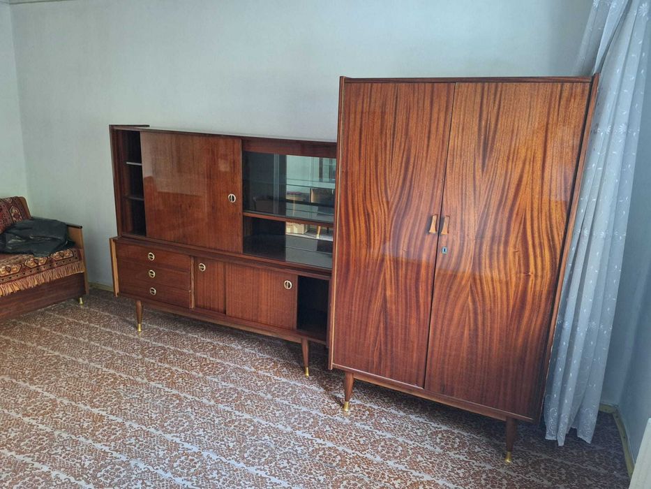 Vanzare set mobilier: canapea, dulap si 2 vitrine