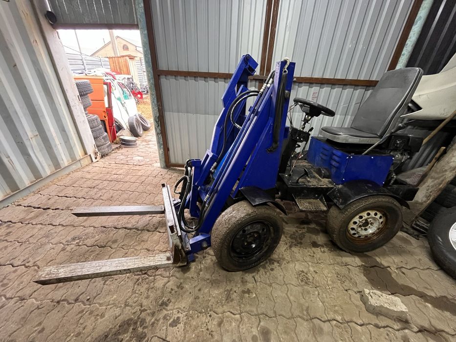 Мини-погоузчик с ковшом и вилами