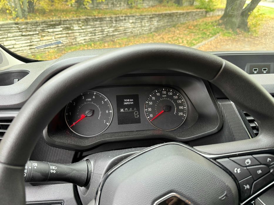 Отдавам пътнически бус Renault Trafic под наем