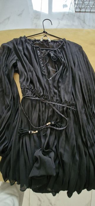 Къси, черни рокли Zara