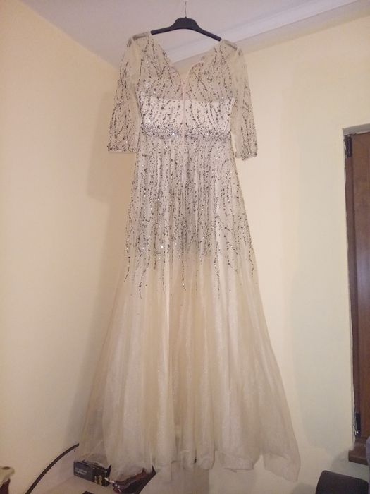 Приказна рокля в цвят екрю