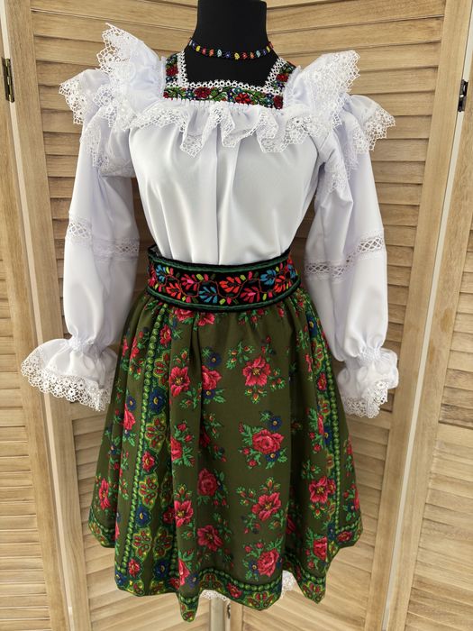 Costum popular pentru doamne și domnișoare de Maramureș complet