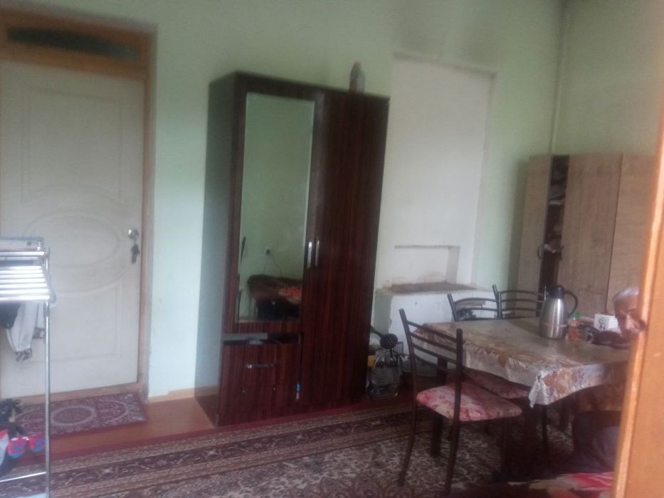 Srochna sotiladi Nazarbekda 4 sotix 5 xona 1ta oshxona 3ta podvol