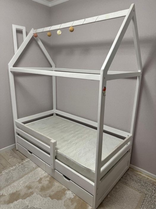 Продам детскую кровать домик