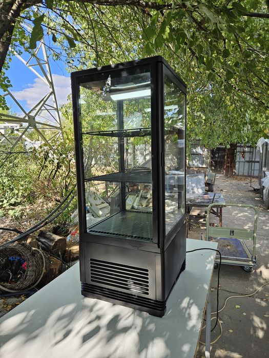 Витрина за торти сладкарски изделия сандвичи, плодове и зеленчуци и др