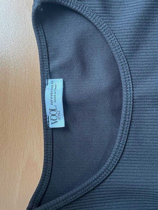 Дамски топ с пискюли и кристали с дълъг ръкав