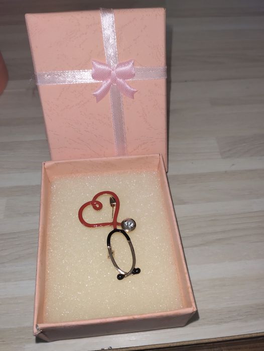 Брошки за медици