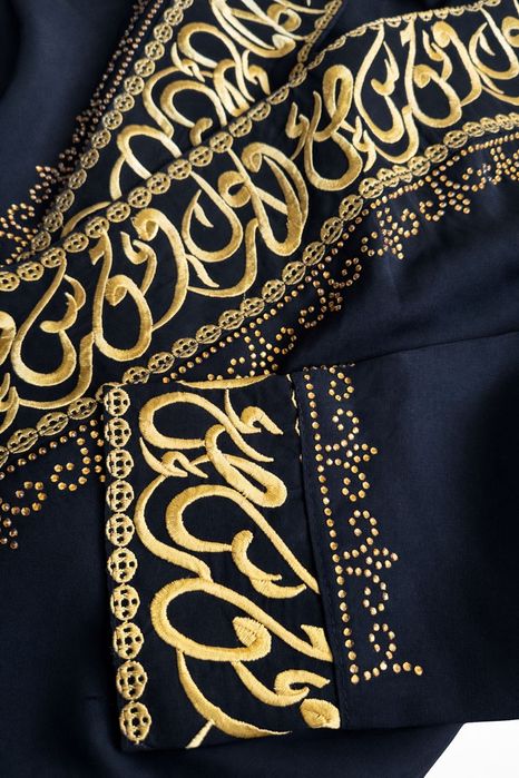 Роскошная чёрная абайя с изысканной золотой вышивкой