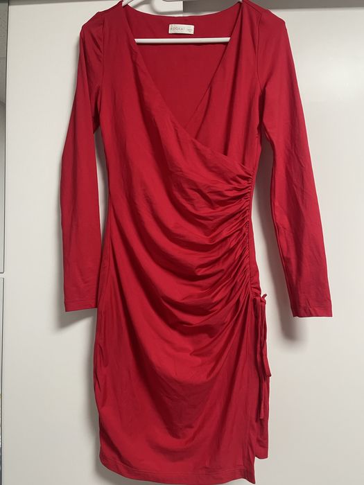 Червена рокля по тялото