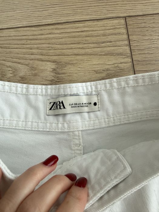 Бели дънки с висока такия и широк крачол Zara
