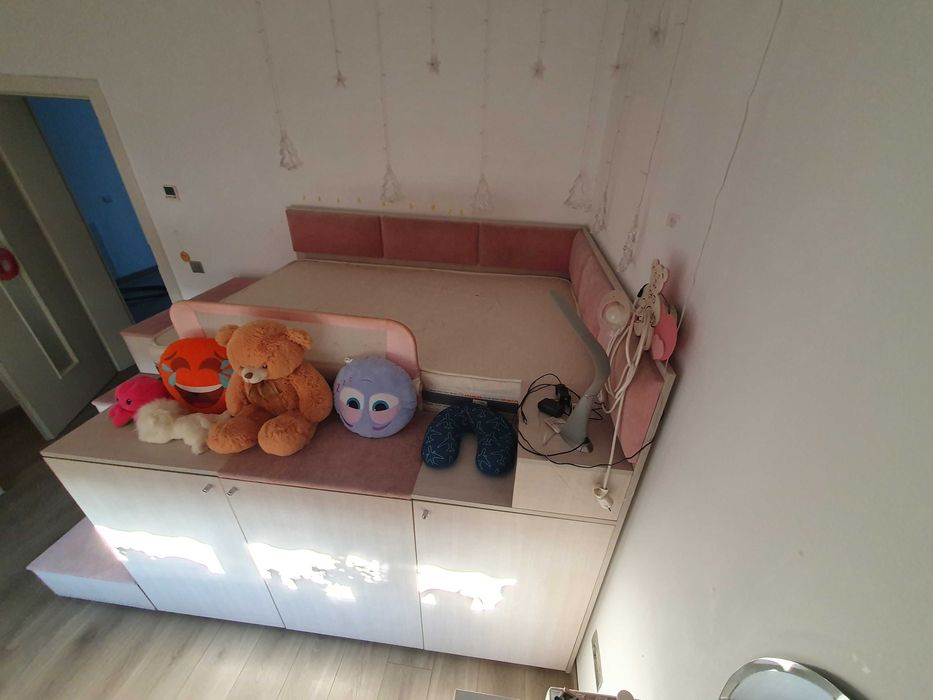 Mobila dormitor formata din pat inaltat cu camera secreta, spatii dulap haine si 2x rafturi perete inalte