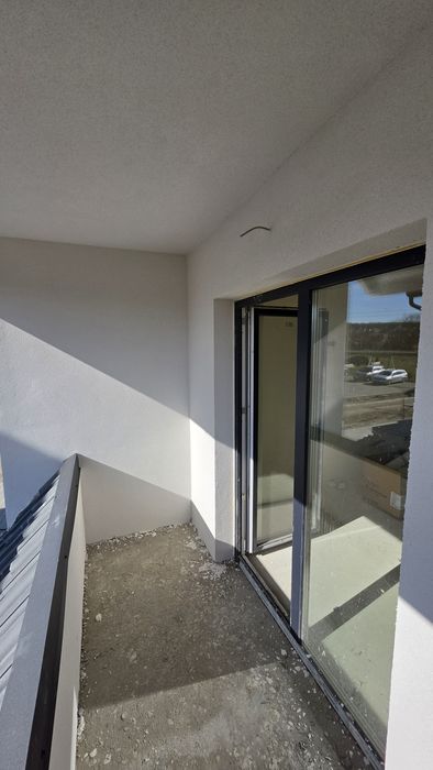 Comision 0! Etaj 1, living și bucătărie, baie, balcon, 2 dormitoare.
