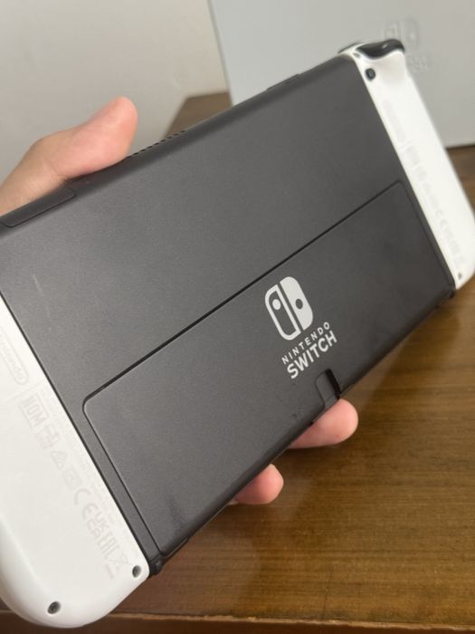 Продам Nintendo Switch OLED White в отличном состоянии.