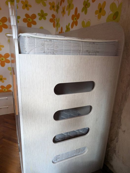 Двуетажно легло къща