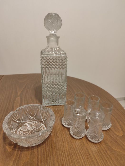 Стъклен сервиз: гарафа, 6 чаши, пепелник. Лично предаване