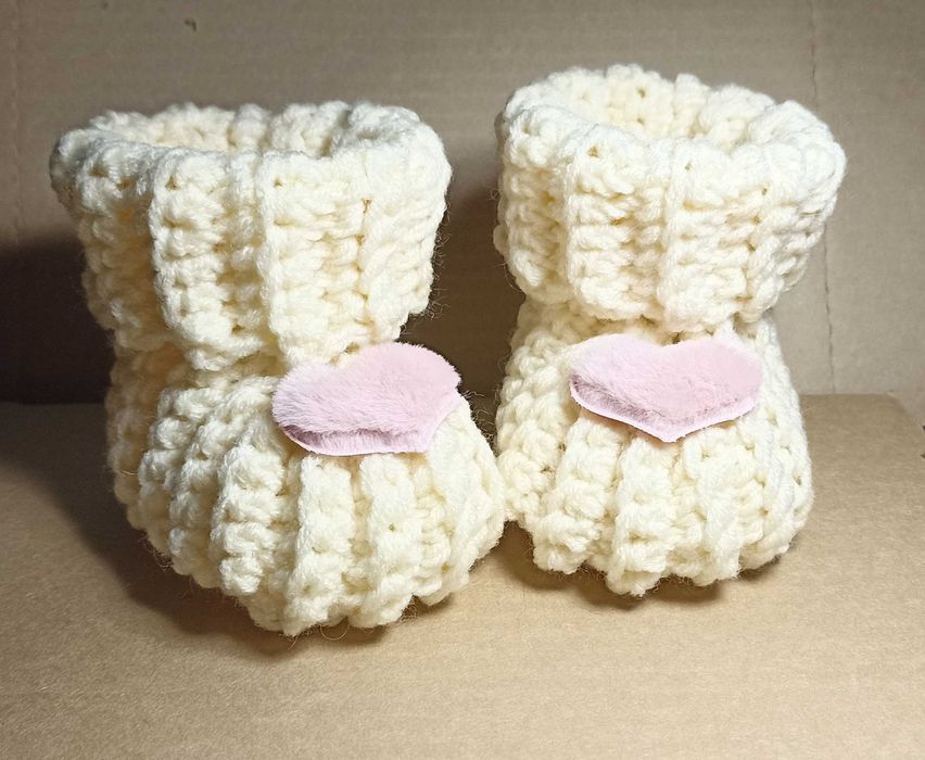 Вязаные пинетки для малыша с декором сердечко