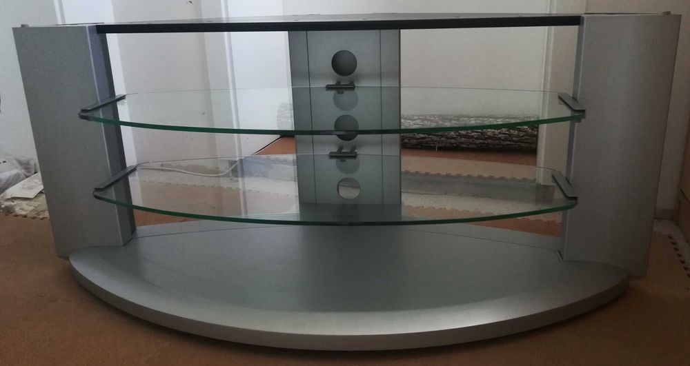 Поставка за телевизор с рафтове