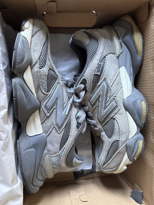 Кроссовки серые