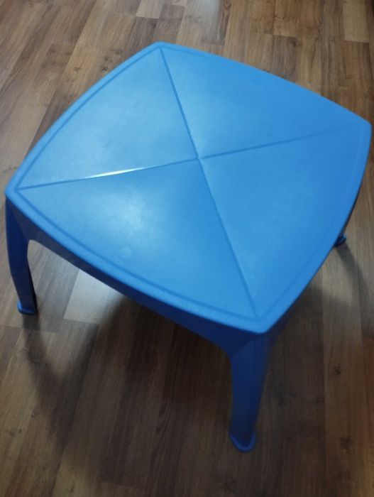 Продавам детска масичка и две дървени столчета