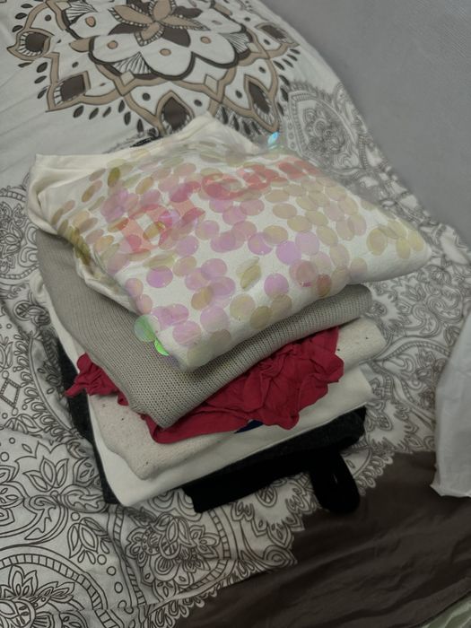 Отдам даром женские вещи!