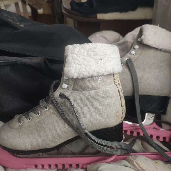 Продам коньки с сумкой