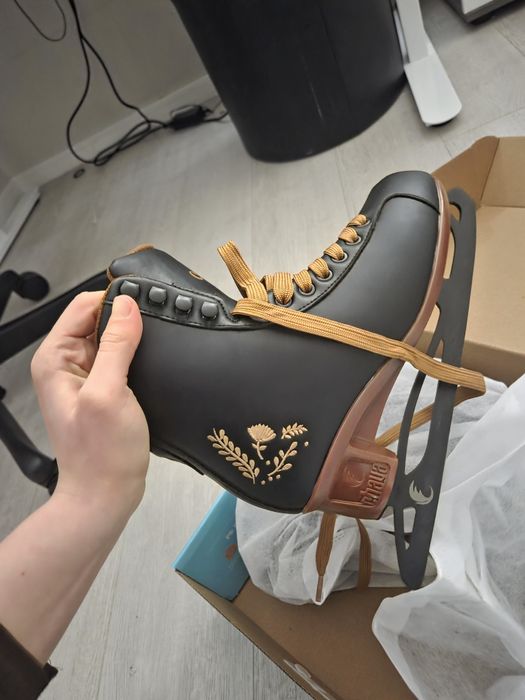 Кънки за лед чисто нови