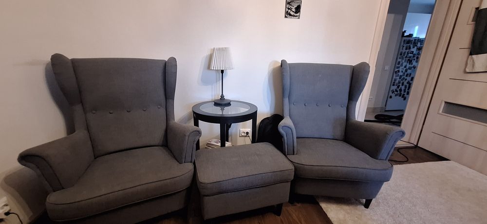 2 Scaune cu braţe Nordvalla gri Ikea , plus taburet. Stare impecabila