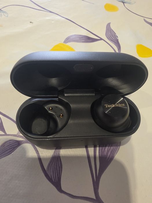Дясна слушалка и кейс за зареждане на Technics EAH-AZ100