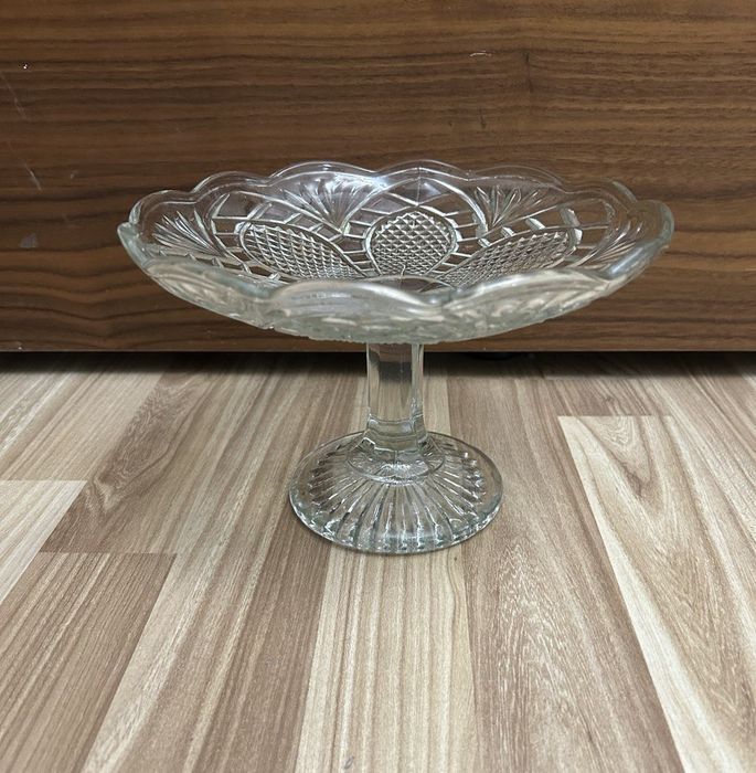 Ваза для фруктов на ножке