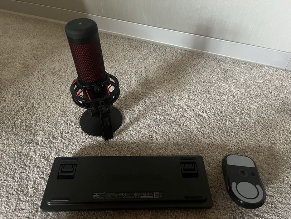 Tastatura Steelseries , Microfon Hyperx Quadcast , mouse logitech