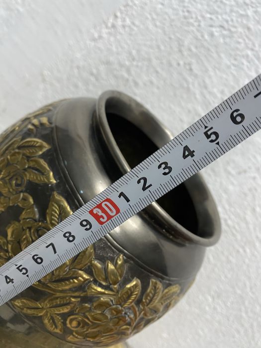 Голяма английска посребрена ваза с релефни елементи от месинг