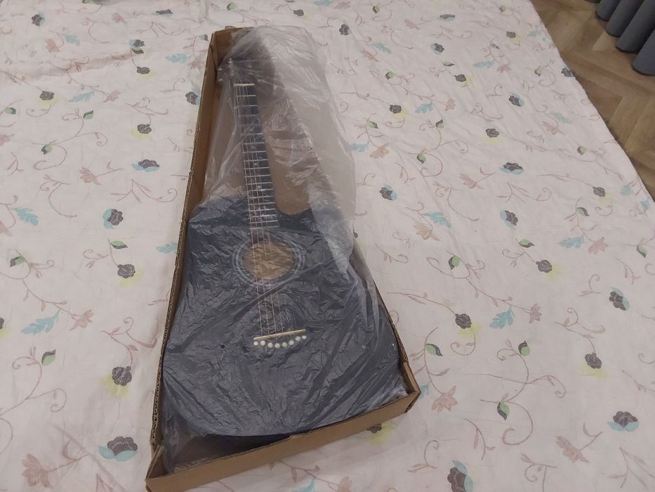 Новая акустическая  гитара, yangi gitara sotiladi с гарантией.