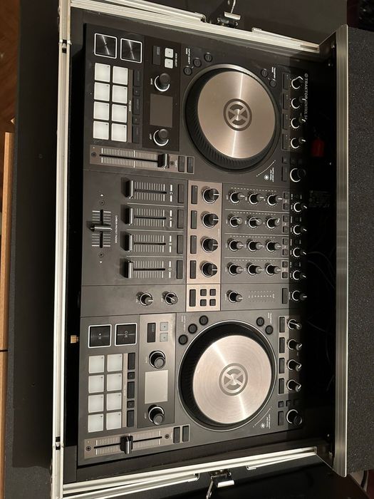 Traktor Kontrol S4 – Controller DJ Profesional
