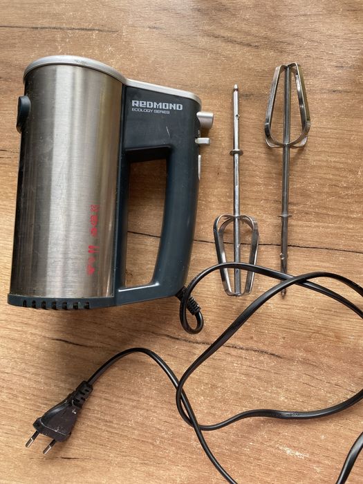 Ручной миксер REDMOND (с насадками)