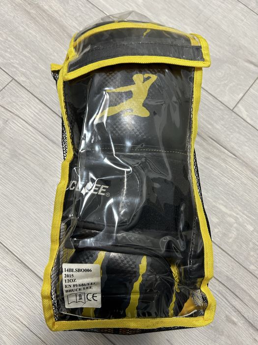 Mănuși de box , Bruce Lee