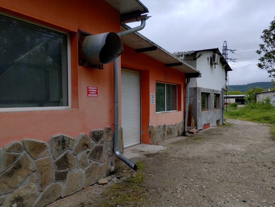 Дава се под наем Промишлена сграда в Троян - 1100 кв.м за 2600 € - Снимка #2
