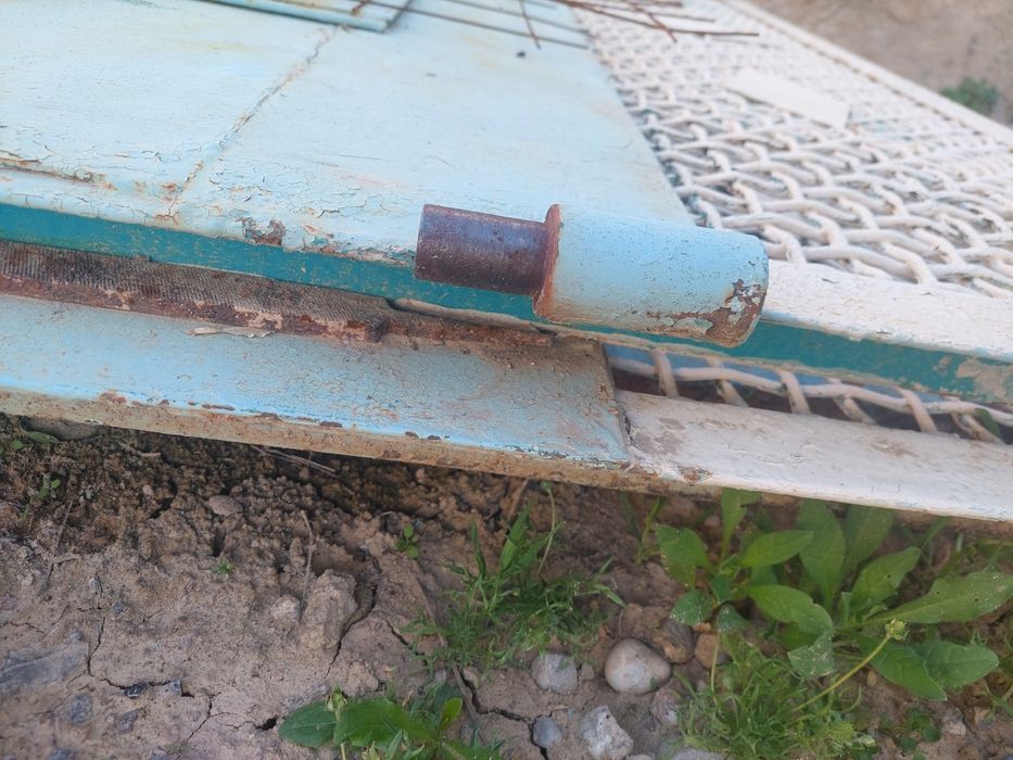 Ворота старый железный