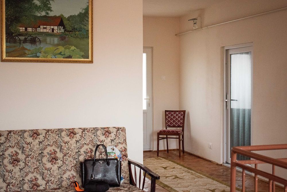 Vand casa cu 6 camere si teren in Buzias