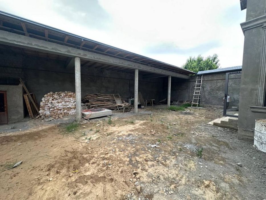 Зангиота туманида 8,5 сотик каропка уй сотилади. Нархи келишилади.