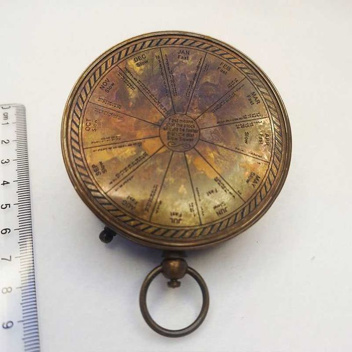 Масивен компас от бронз със слънчев часовник