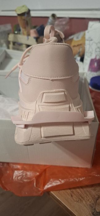 Дамски маратонки чисто нови !!!