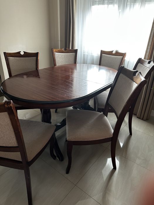 Masa extensibila din lemn masiv cu 6 scaune